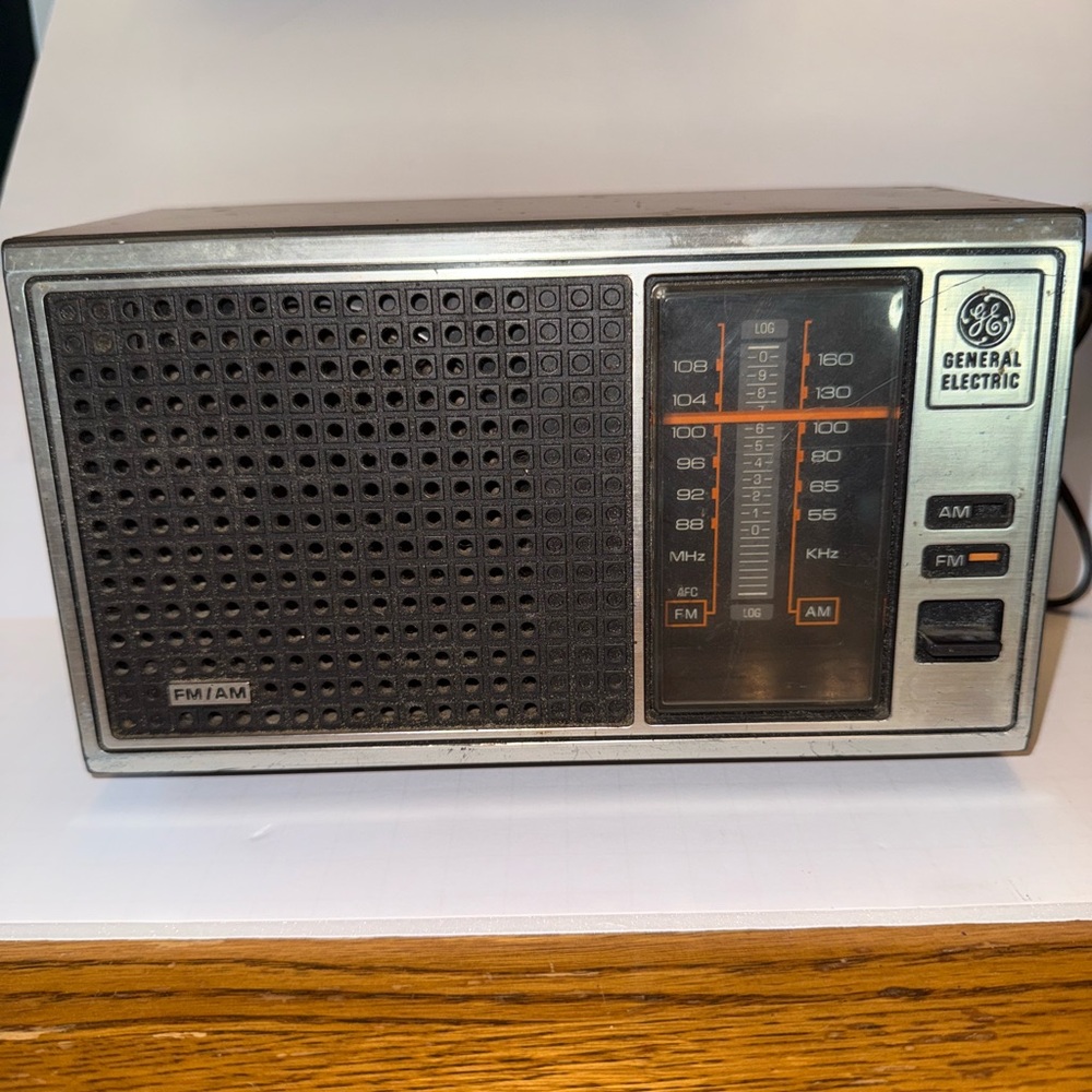 Vintage General Electric AM/FM Radio